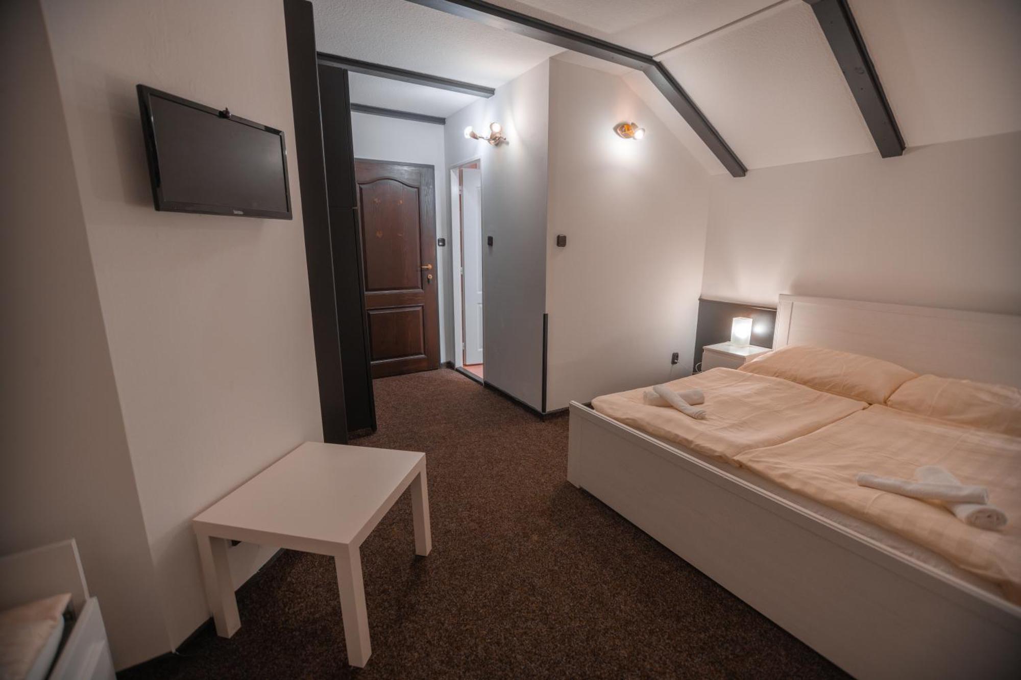 Hotel Lovecky Zamecek Orion Liberec Exterior photo